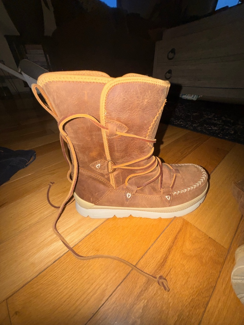 MANITOBAH MUKLUKS women's waterproof pacific half winter boot in oak/chene